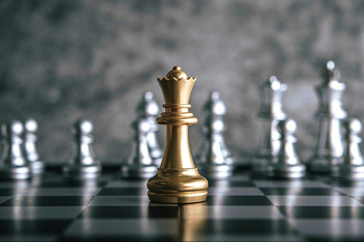 銀色西洋棋中站立著金色的城堡西洋棋