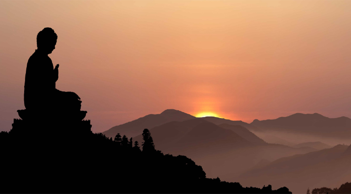 佛陀雕像的剪影與夕陽景