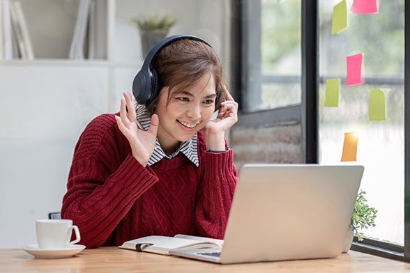 女子利用電腦學習課程
